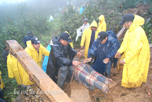 DOS MUERTOS Y DOS LESIONADOS DEJA DESLAVE EN ZACAPOAXTLA